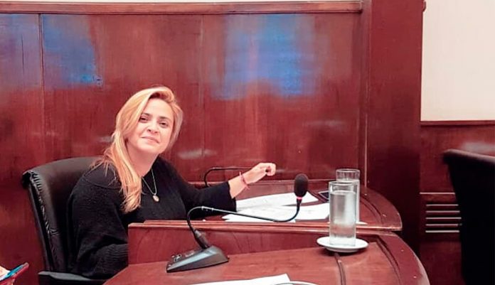 Concejal se toma un taxi