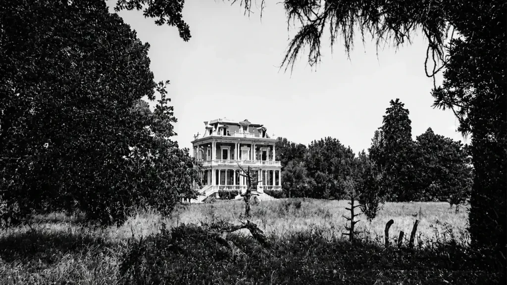 El Palacio Ayerza parece abandonado como lo estuvo luego del asesinato de Abel, los pastos altos y sin vida, darían cuenta de ello