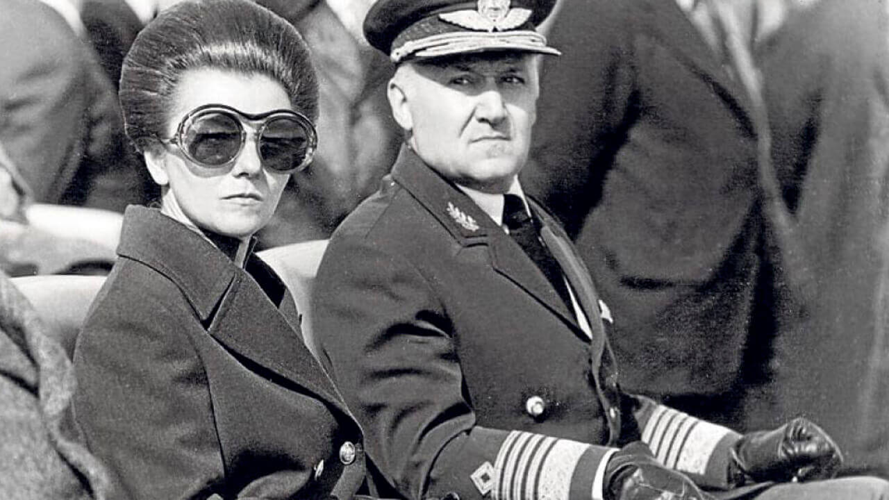 El jefe de la VII Brigada Aérea, Fautario, junto a Isabel Perón