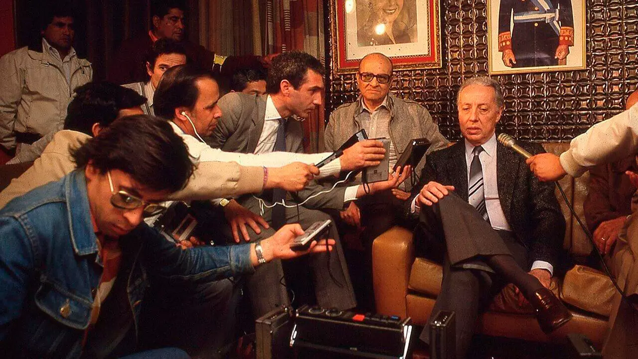 Italo Luder en conferencia de prensa ocultando el malestar con las Fuerzas Armadas