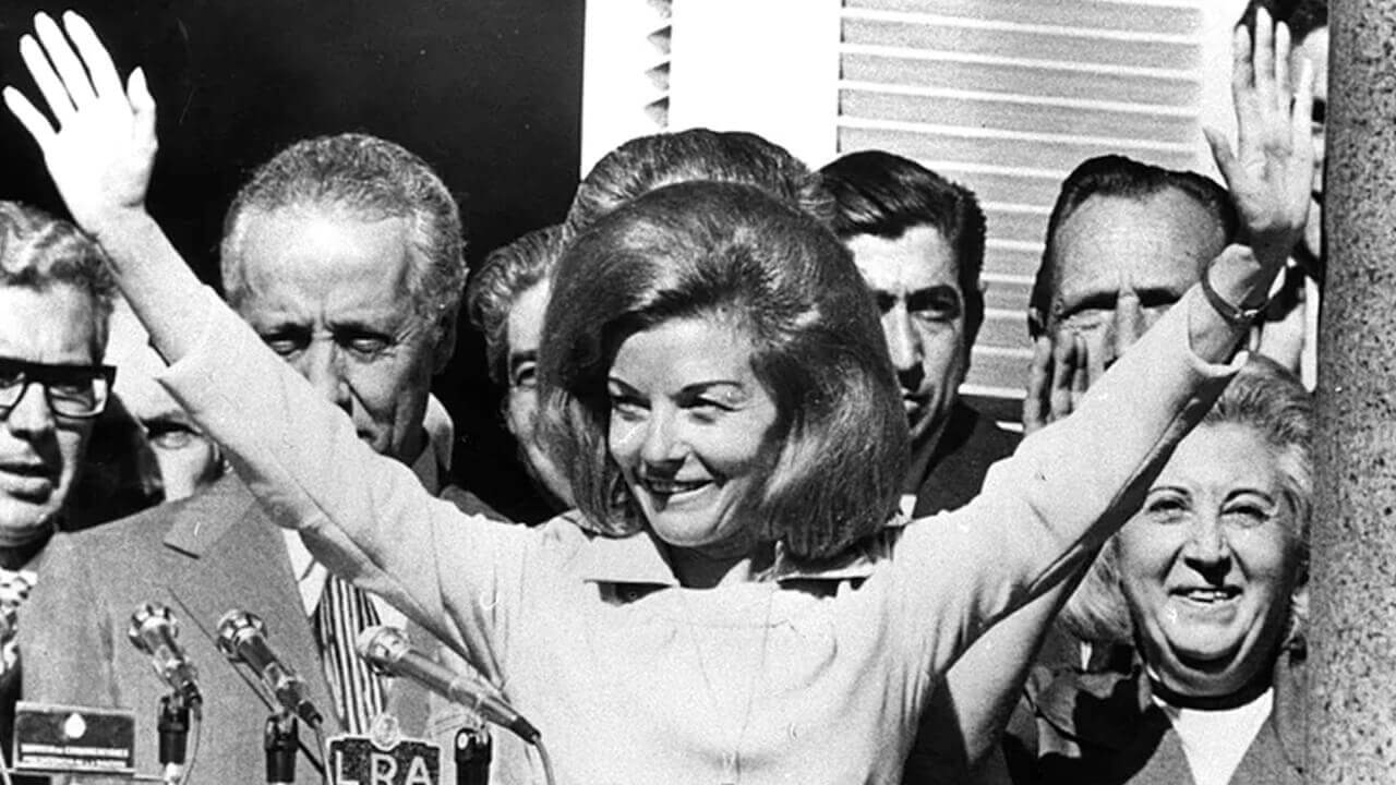 María Estela Martínez de Perón y el despoblado 17 de octubre de 1975. Detrás Italo Luder