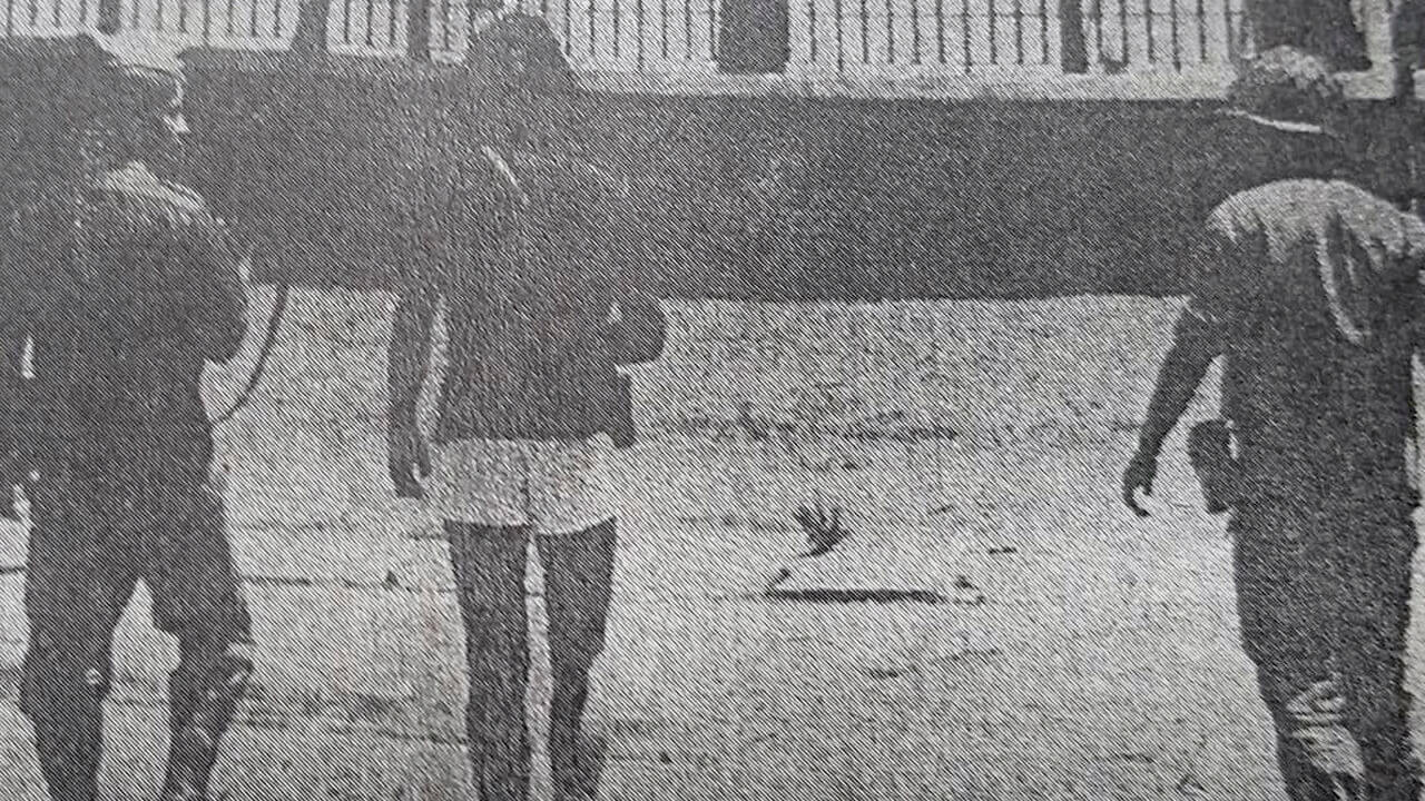 Soldados bordean la VII Brigada