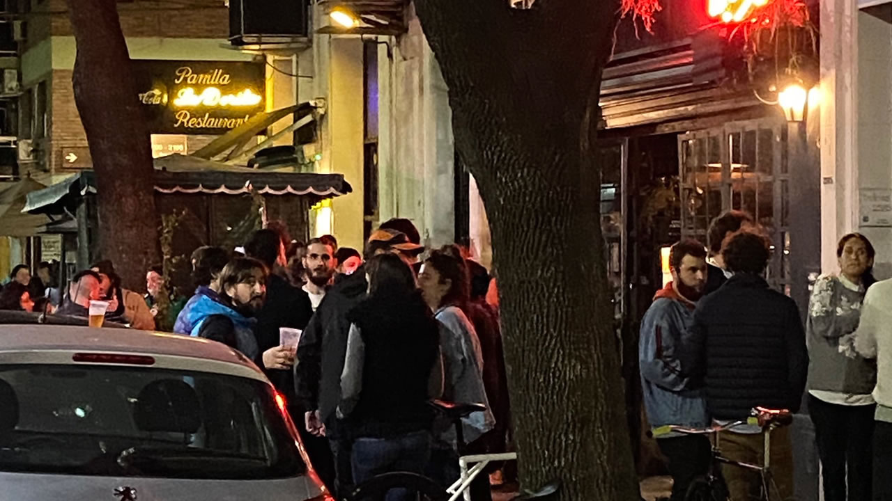 Bares de Capital llenos de gente en el momento de mayor contagio. Sin barbijo ni preocupaciones.