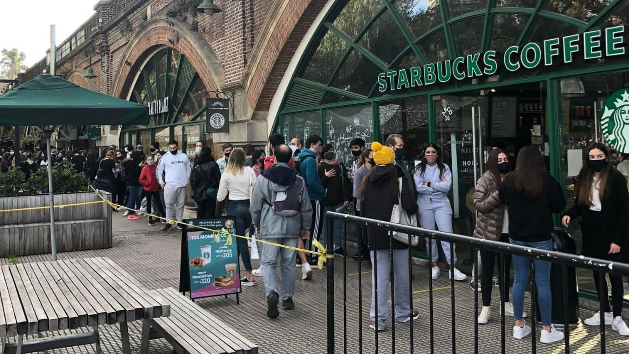 Bares de Capital llenos de gente en el momento de mayor contagio. Fila en Starbucks de Puerto Madero.
