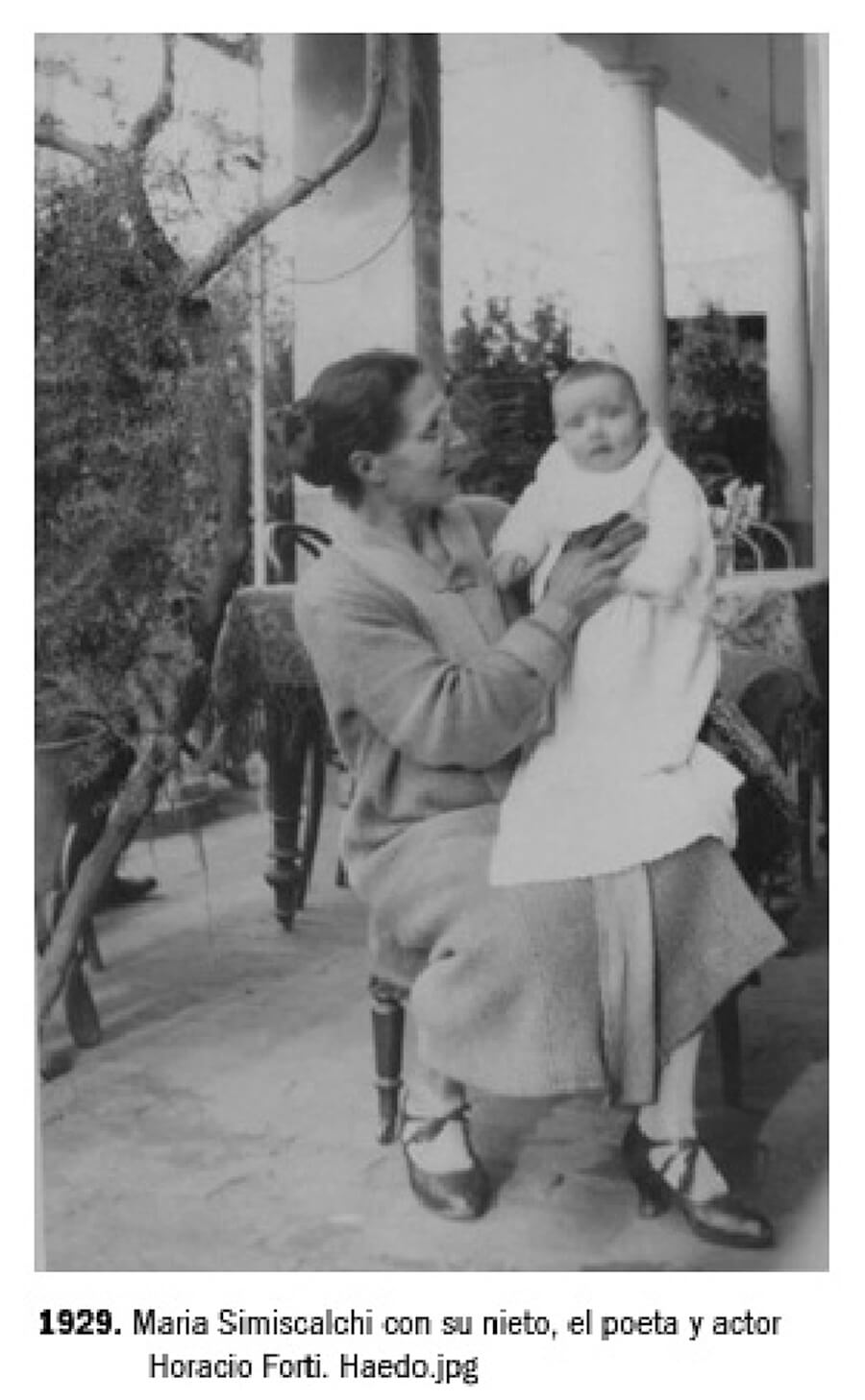 Hoy Morón cumple años y te mostramos las imágenes de su nacimiento 16 1929 - María Simiscalchi con su nieto Horacio Forti