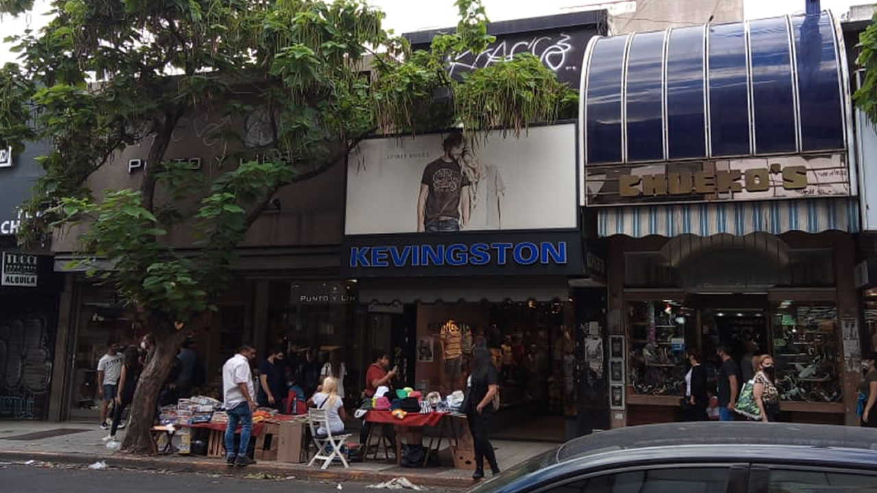 Las calles de Morón centro volvieron a la vida con las compras de Navidad