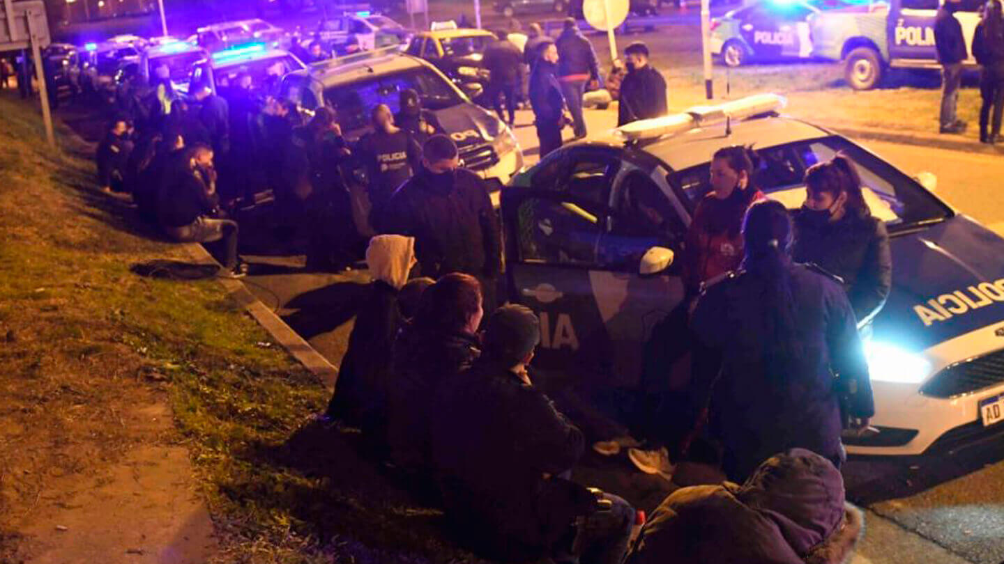 Ya comenzó la tensa protesta policial en Puente 12