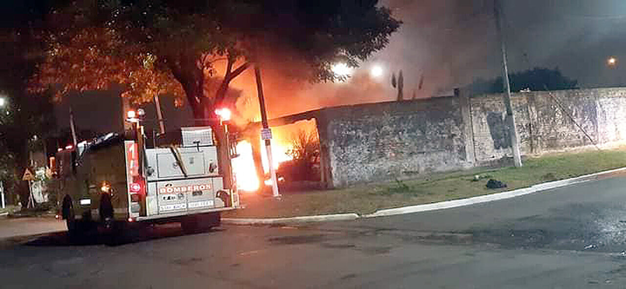 Ahora en Morón se incendio Servicio Públicos