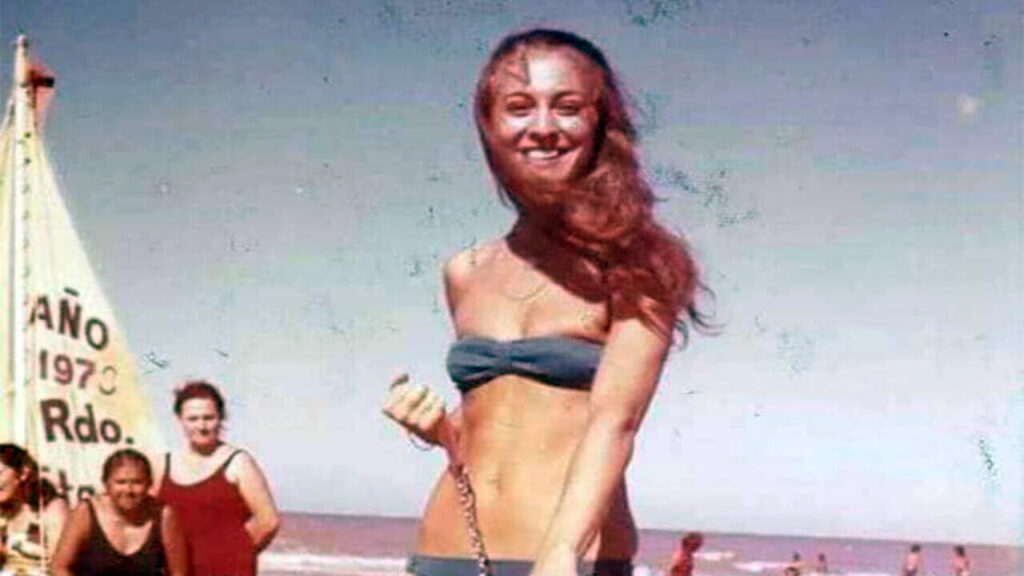 Rosanna Falasca en la playa exhibiéndose para publicidades de la época