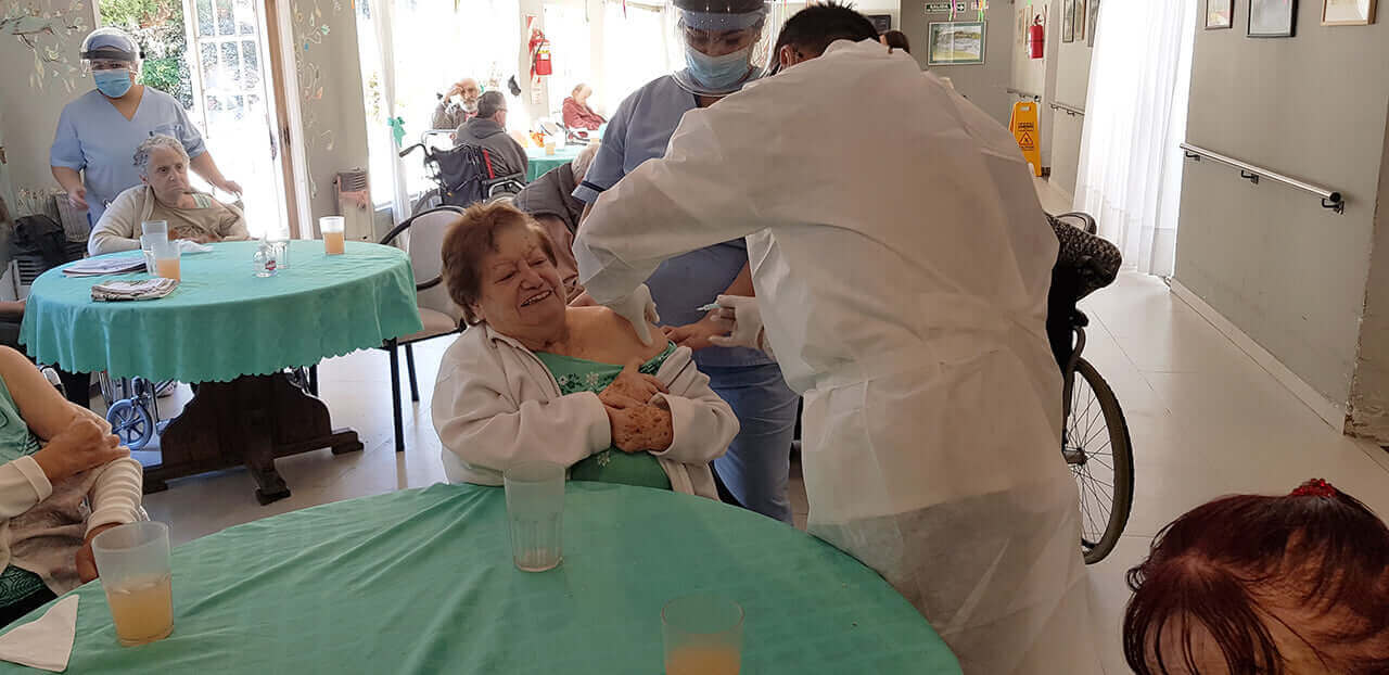 Todo el Geriátrico Hogar del Dr. Ovando ya recibió las dos dosis contra el COVID - 19