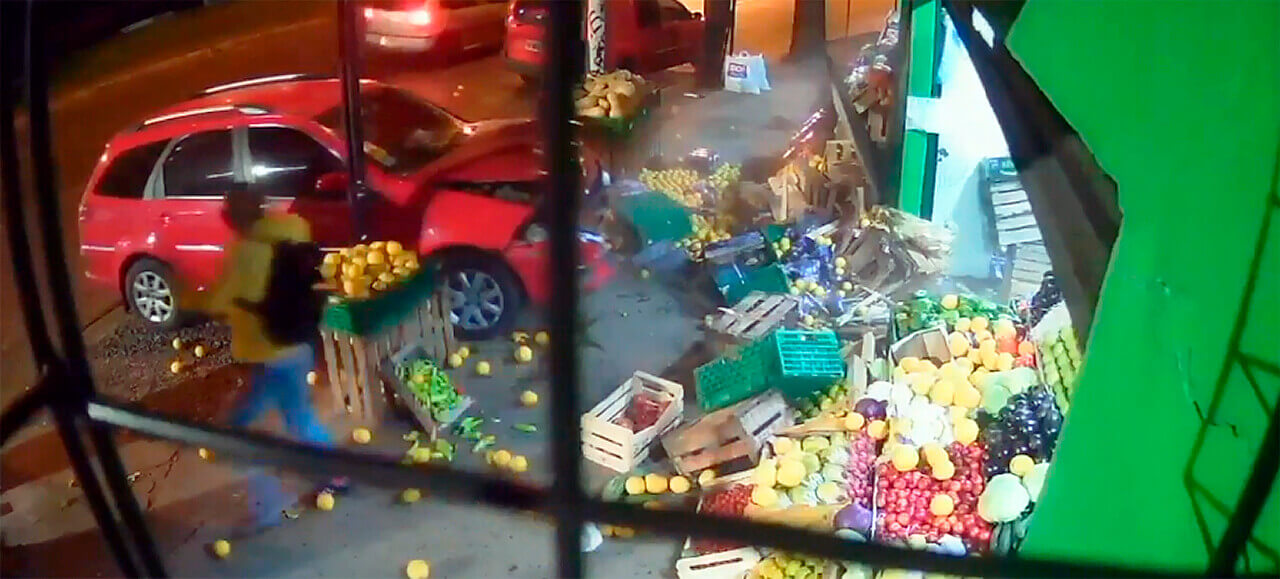 Morón Increíble: La joven esperaba el colectivo cuando fue embestida por el Fiat Duna color rojo sorpresivamente