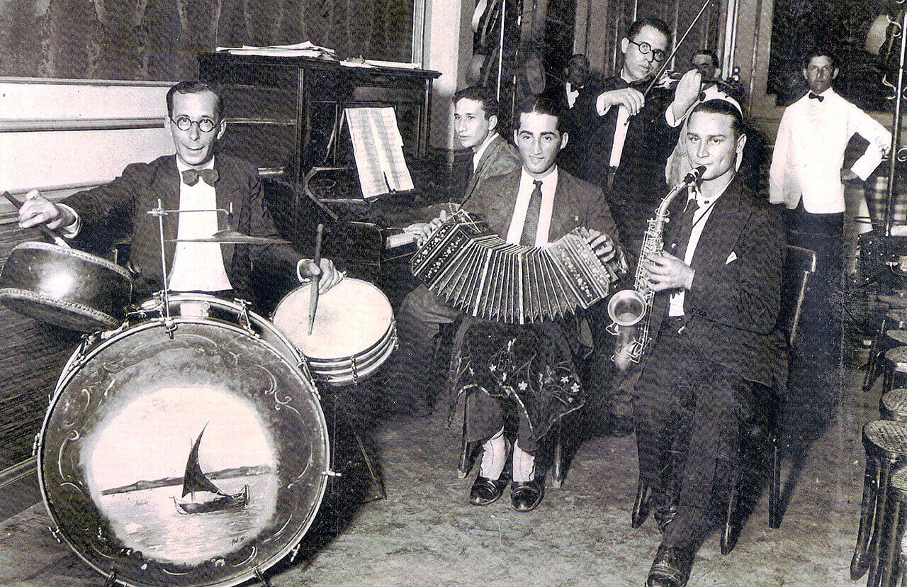 Parque Hotel de Ituzaingó en Las Heras y Alvear, alrededor de 1933. Al bandoneón, Enrique Frascarelli.