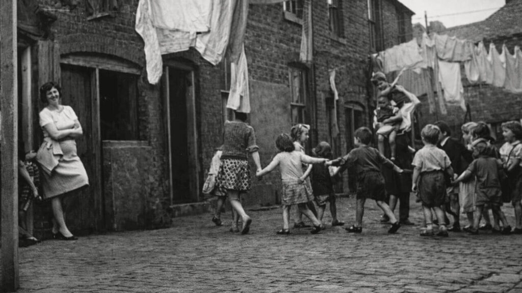 Niños jugando en un callejón antiguo de Birmingham