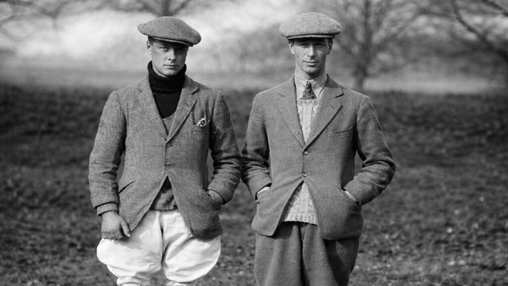 Otros dos integrantes de los Peaky Blinders más formales pero con sus boinas