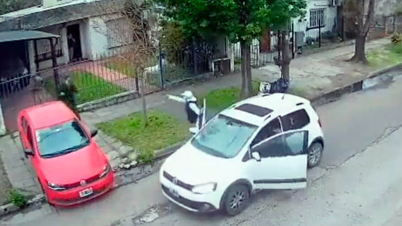 Morón: Le apuntan con un arma para robarle el auto luego de dejar bajar a su hijo