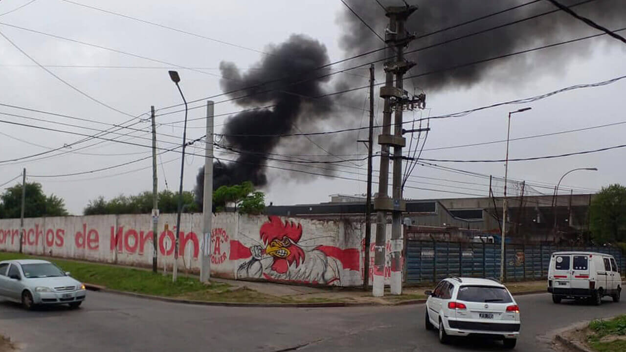 Ahora se incendia La Franco Americana y hay auto evacuados