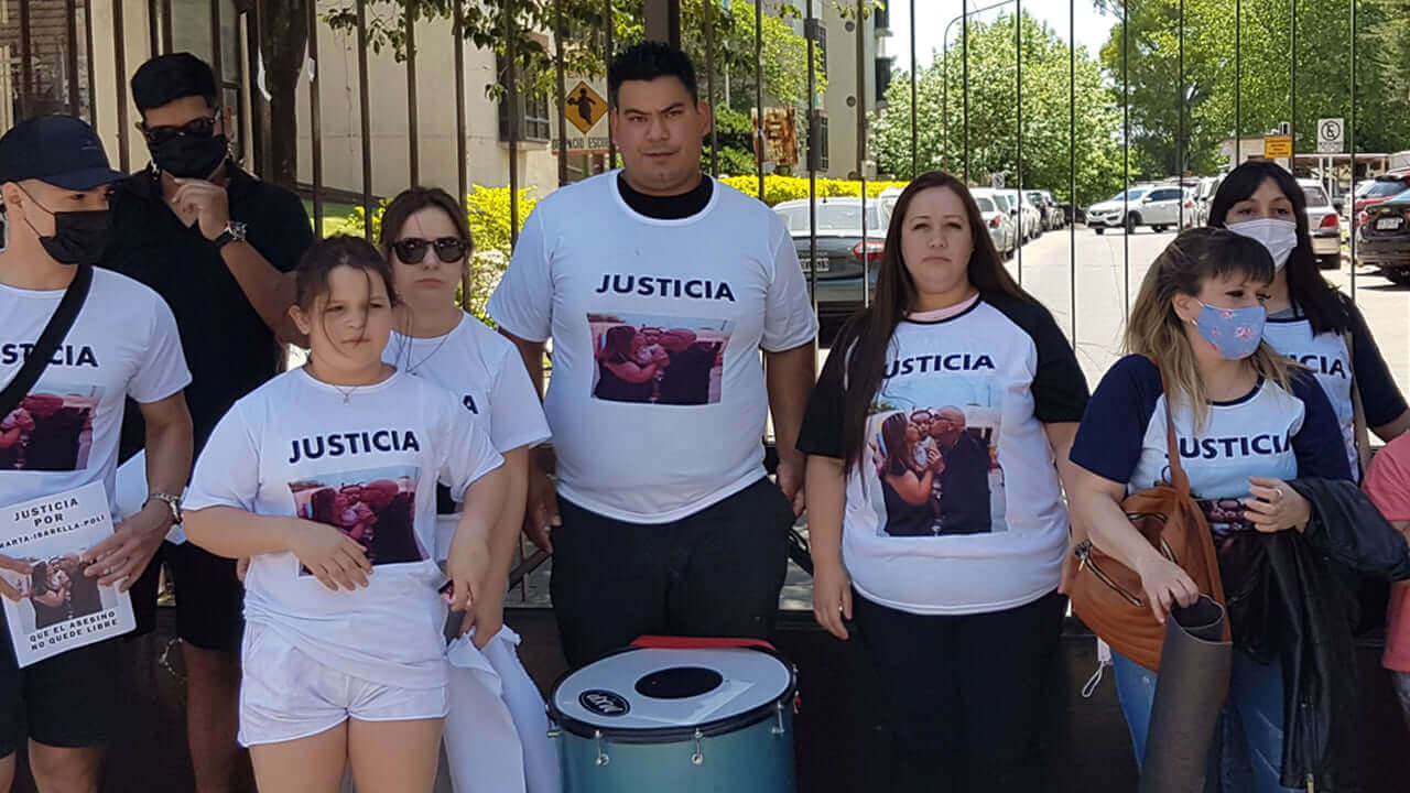 Familiares y amigos de las tres muertos en la Autopista concentraron en Tribunales