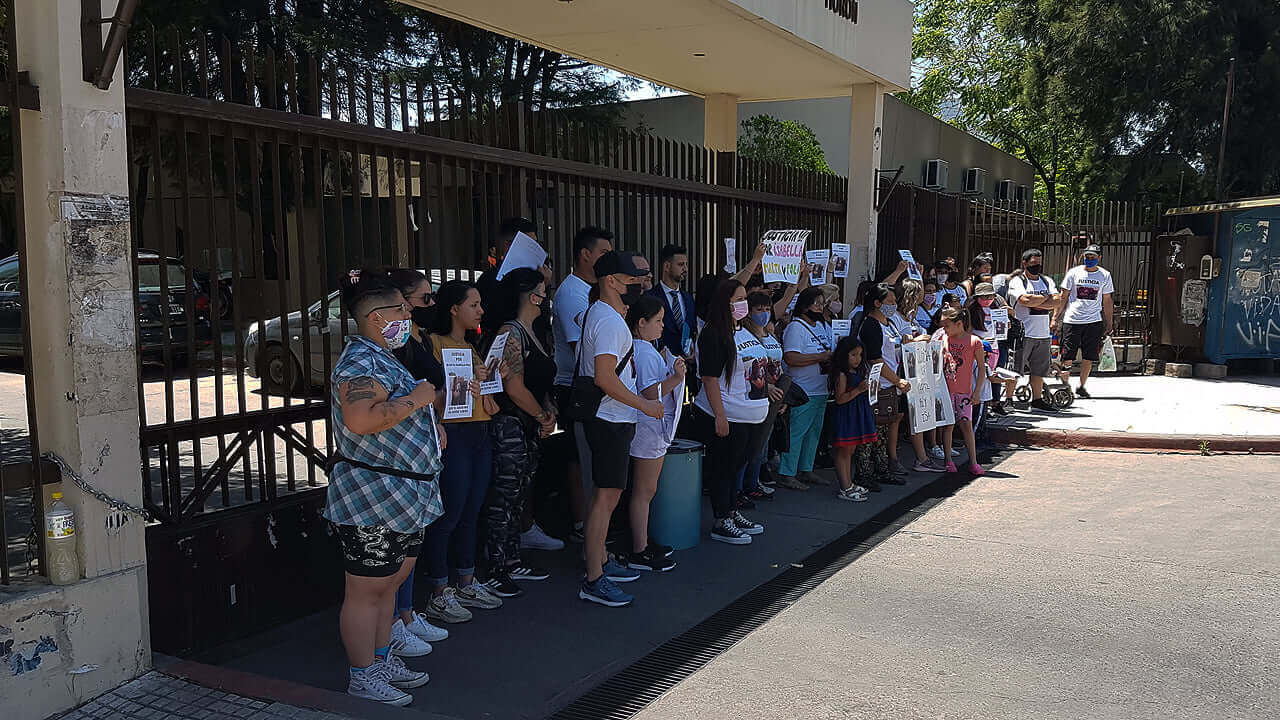 Familiares y amigos de las tres muertos en la Autopista concentraron en Tribunales