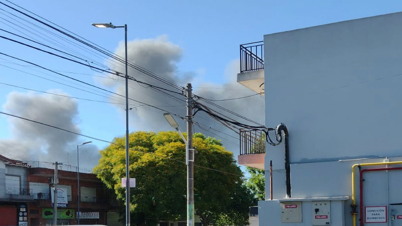 Incendio de la fábrica Jewel en Villa Tesei Hurlingham