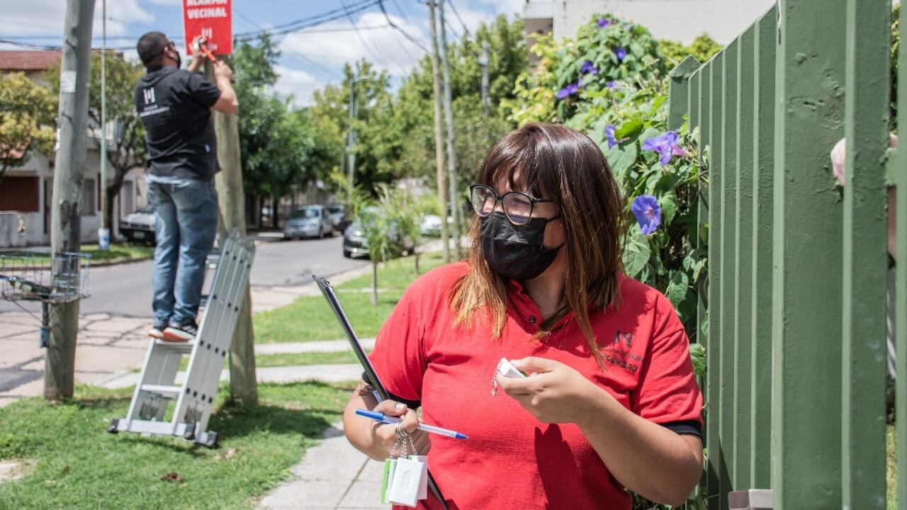 Alarmas vecinales en Morón para reforzar la seguridad. Ayer se realizó la entrega de pulsadores a vecinos y en los próximos días anticipan que alcanzarán un total de 450 nuevas alarmas instaladas y 6.000 pulsadores en todo el distrito.