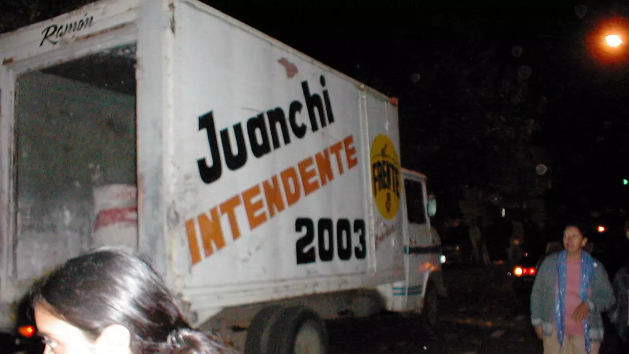 2003 y uno de los camioncitos de pintura y pegatinas de Juan Zabaleta
