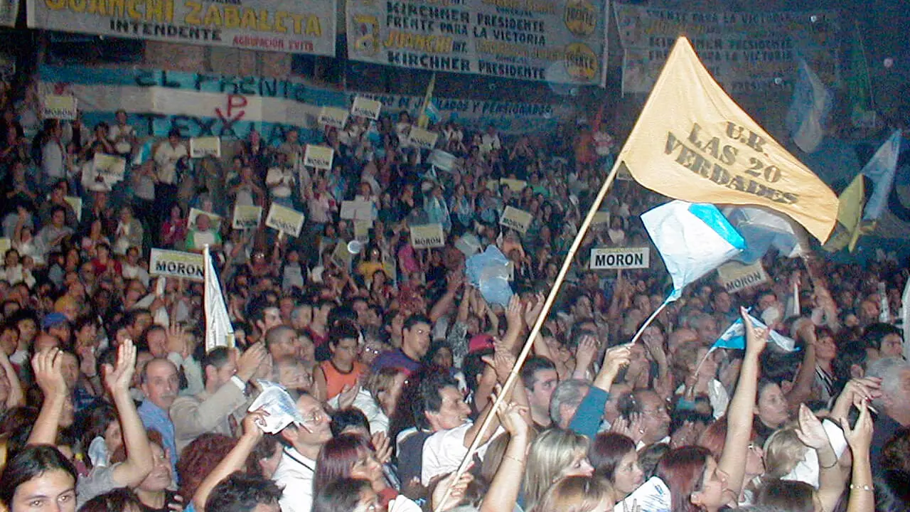 El estadio del 77 Fútbol Club lleno durante la campáña de Felipe Solá y Juan Zabaleta en 2003.