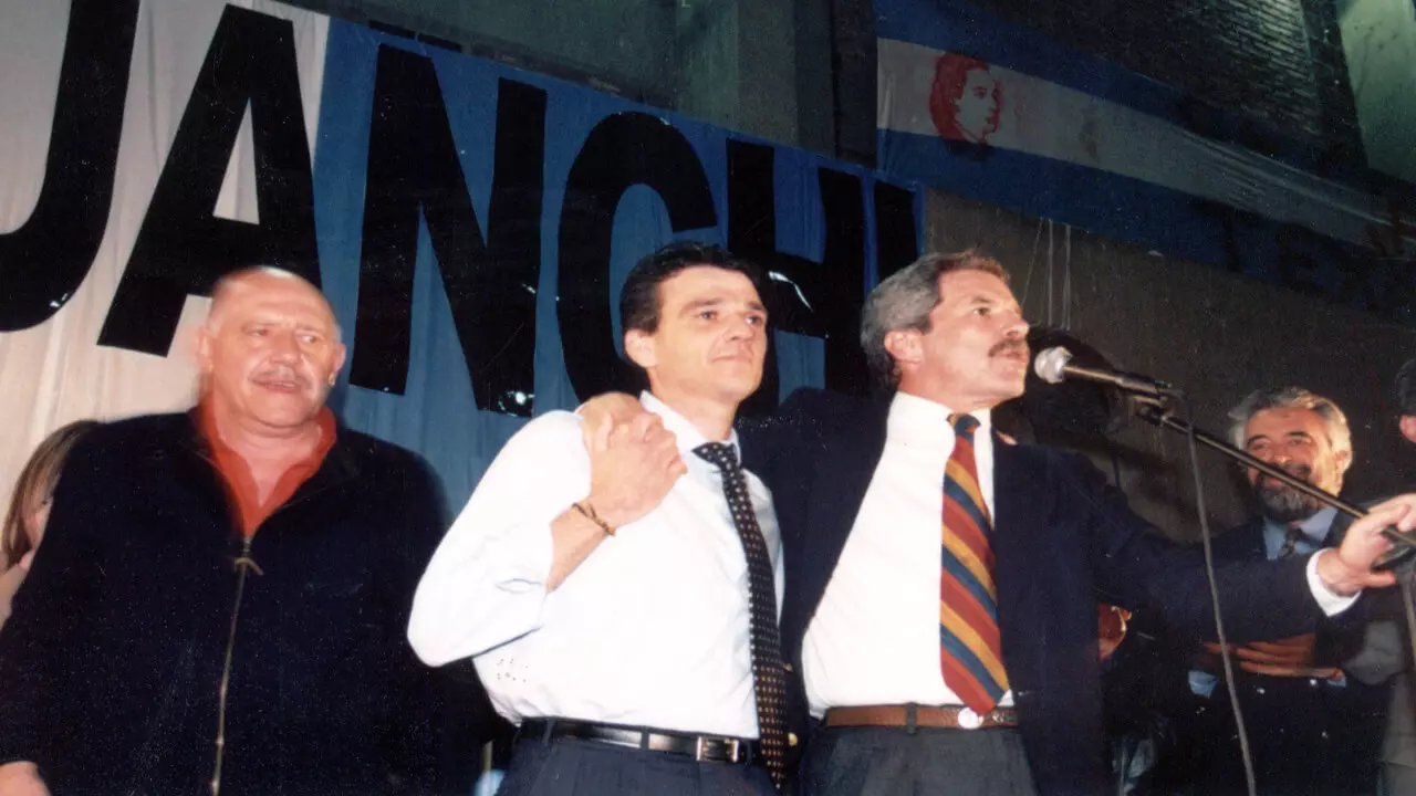 En 2003, el gobernador Felipe Solá realiza acto para su reelección. Se eligió el 77 Fútbol y fue multitudinario.