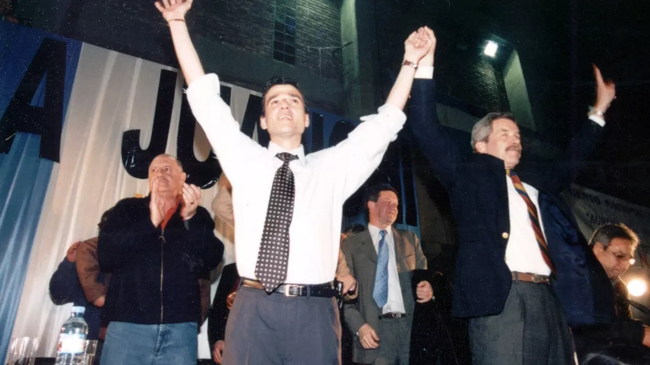 En 2003, el gobernador Felipe Solá realiza acto para su reelección. Uno de ellos fue en Morón.