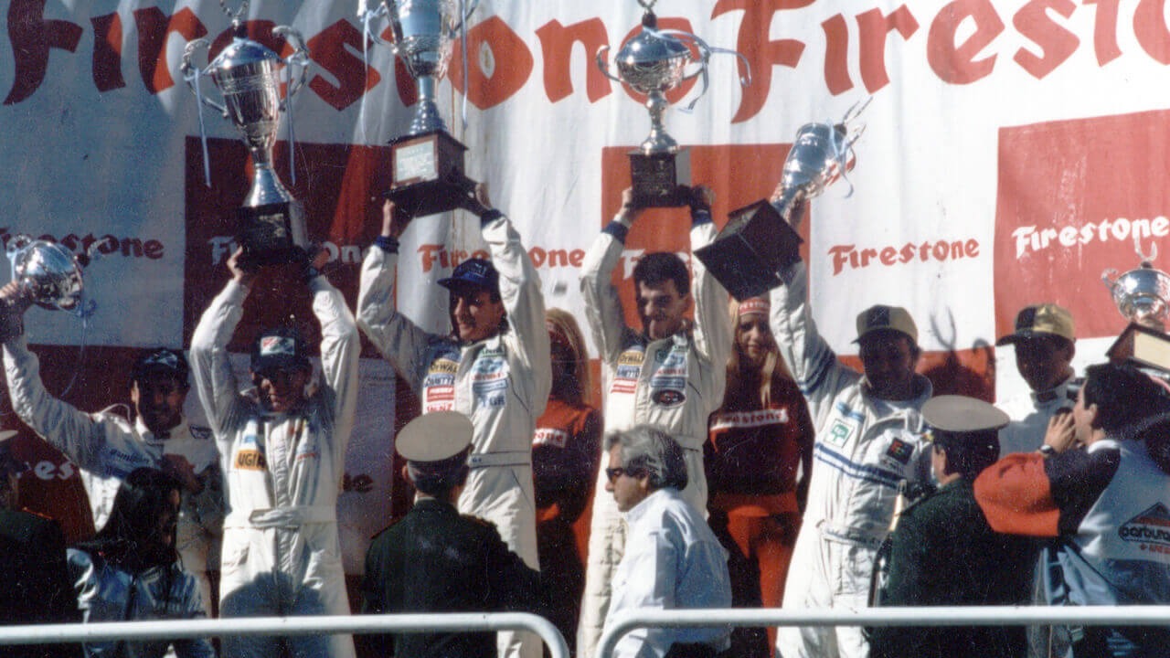 En el palco luego de ganar una carrera de TC junto a piloto Patita Minervino