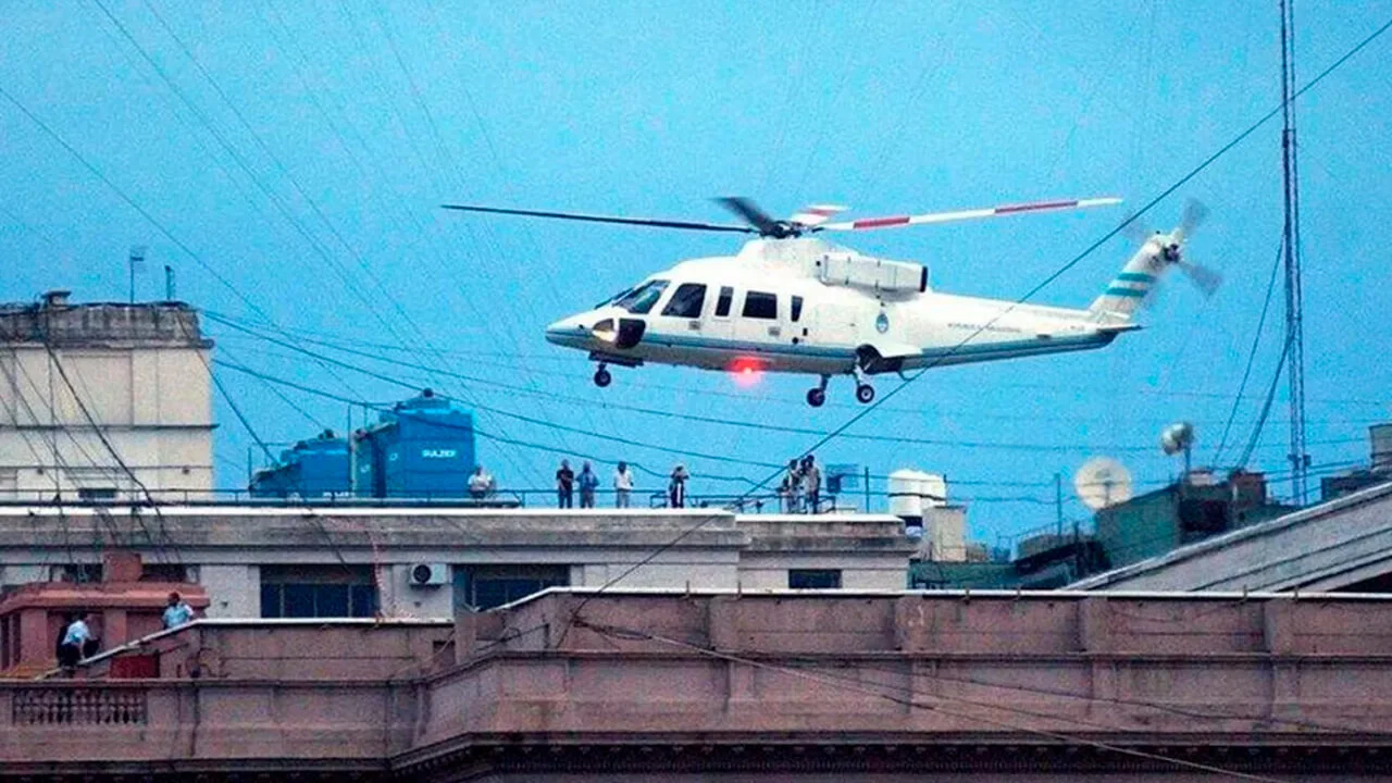 Fernando-de-La-Rúa_-luego-de-la-renuncia_-deja-la-Casa-Rosada-en-el-helicóptero-presidencial