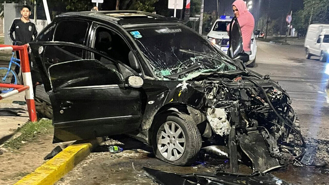Morón: Brutal impacto de un auto contra una formación del tren Belgrano Sur