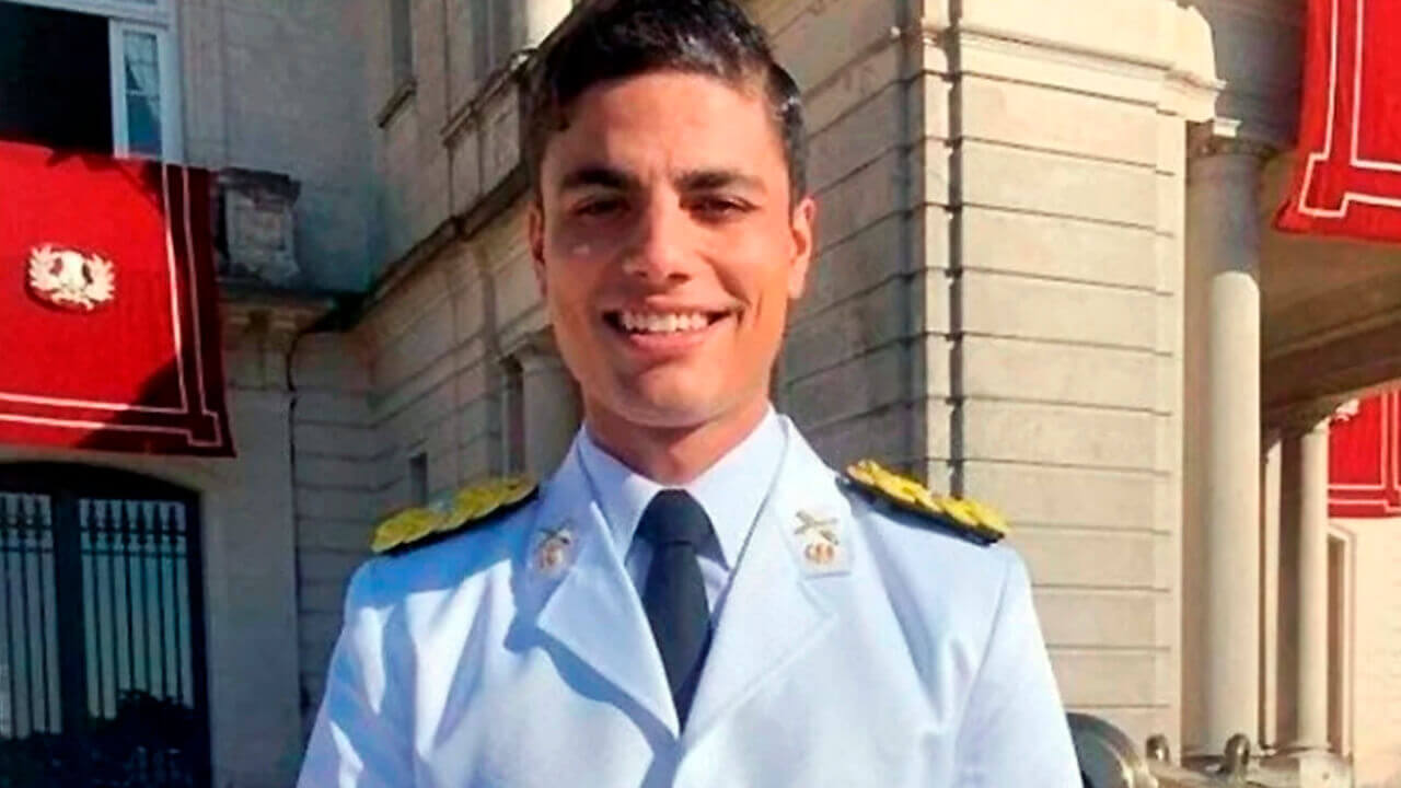 El subteniente que mataron sus compañeros egresó en El Palomar y su novia de Haedo pide justicia.