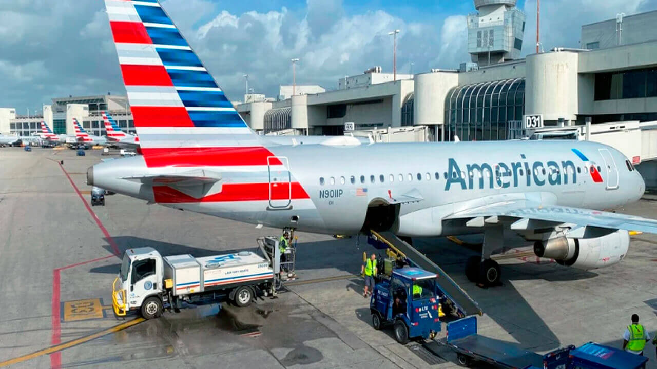 Fue detenido por robar dólares y tarjetas durante un vuelo a Miami