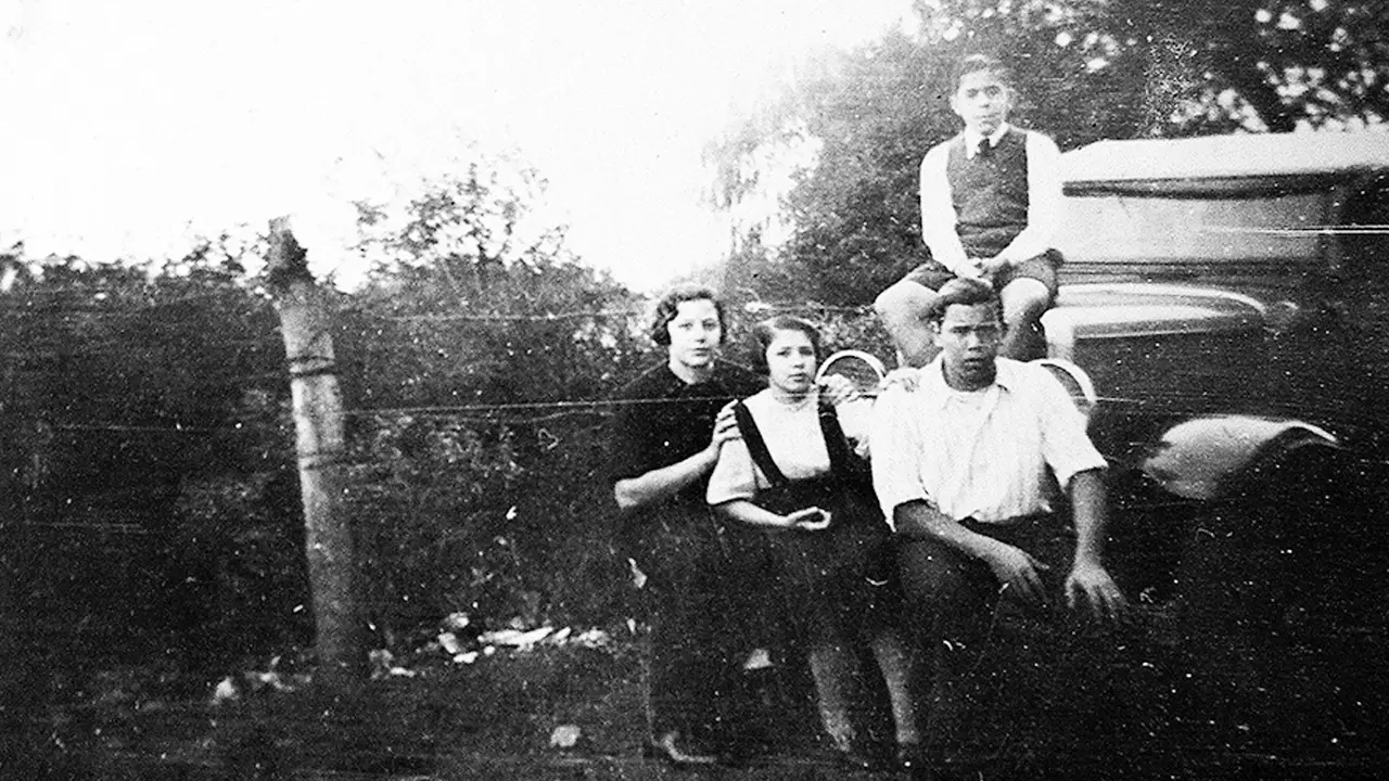 Don Tesei junto a su familia. Los acompaña un allegado. 