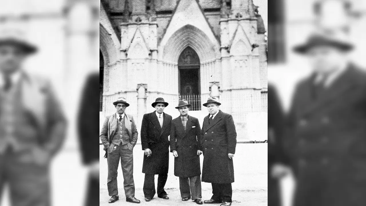 - Don Santos y amigos frente a la Basílica de Luján.