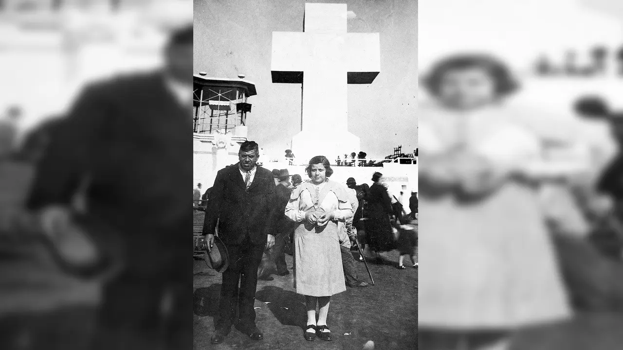- Don Santos y su hija Ana en el Congreso Eucarístico Internacional de Buenos Aires celebrado en torno al Monumento de los Españoles, 1934.