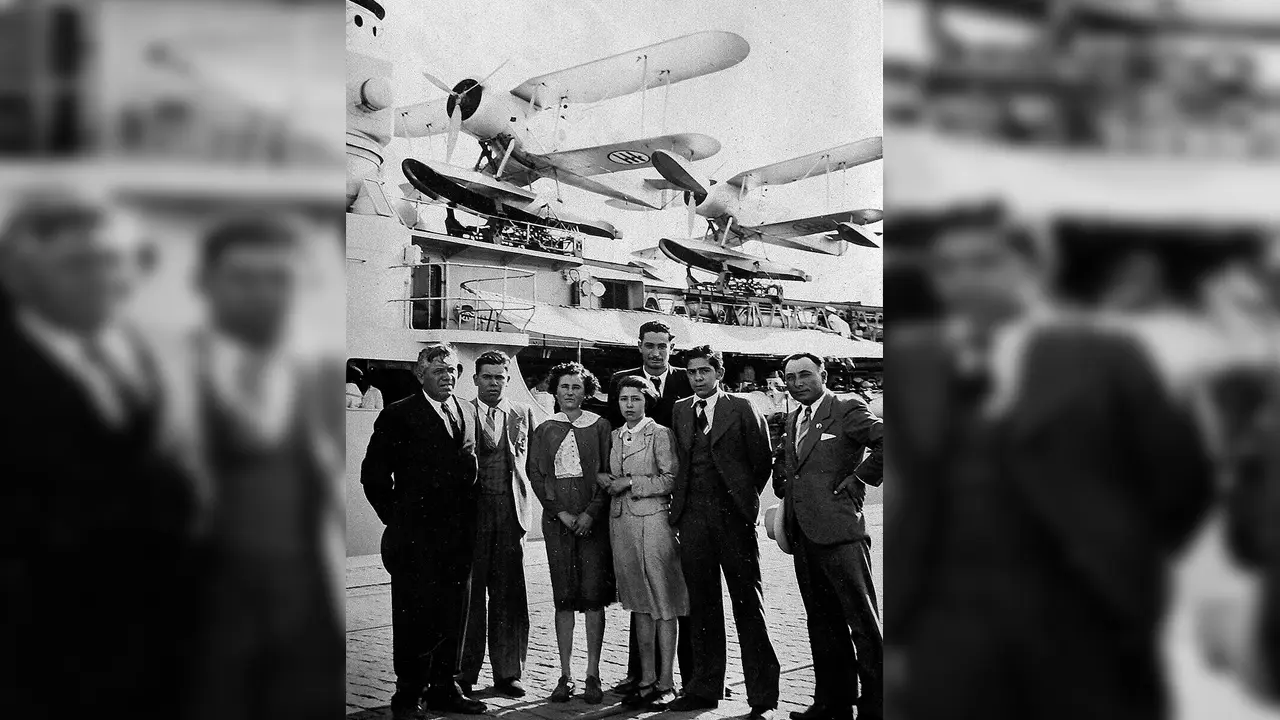 Don Santos junto a sus dos hijos varones y su hija Augusta Mercedes. Los acompañan allegados a la familia. 