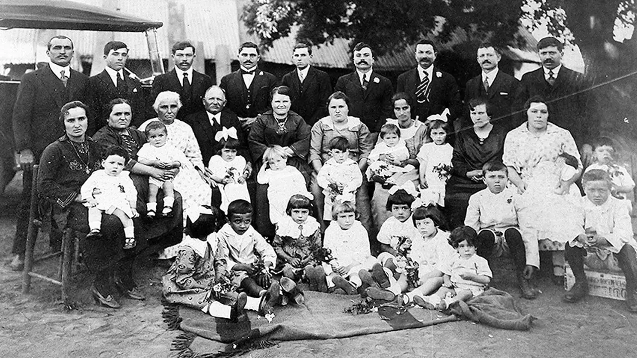 Foto familiar, 1923. De pie en el extremo derecho se encuentra don Santos Tesei. Sentada delante de él se ubica su esposa Augusta con su hija menor en brazos. 