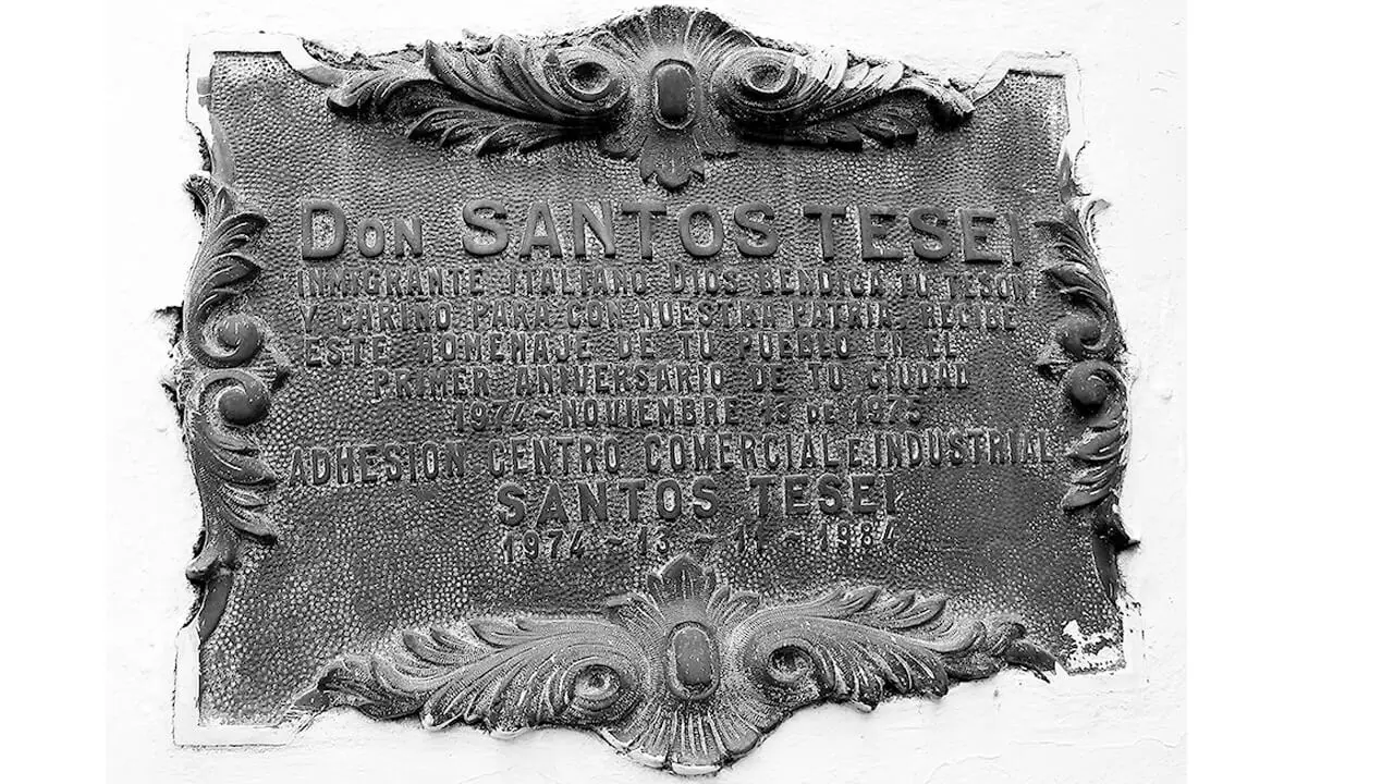 Placa conmemorativa colocada en la estación de servicio YPF que se encuentra donde se ubicaba el almacén de ramos generales de don Santos.           