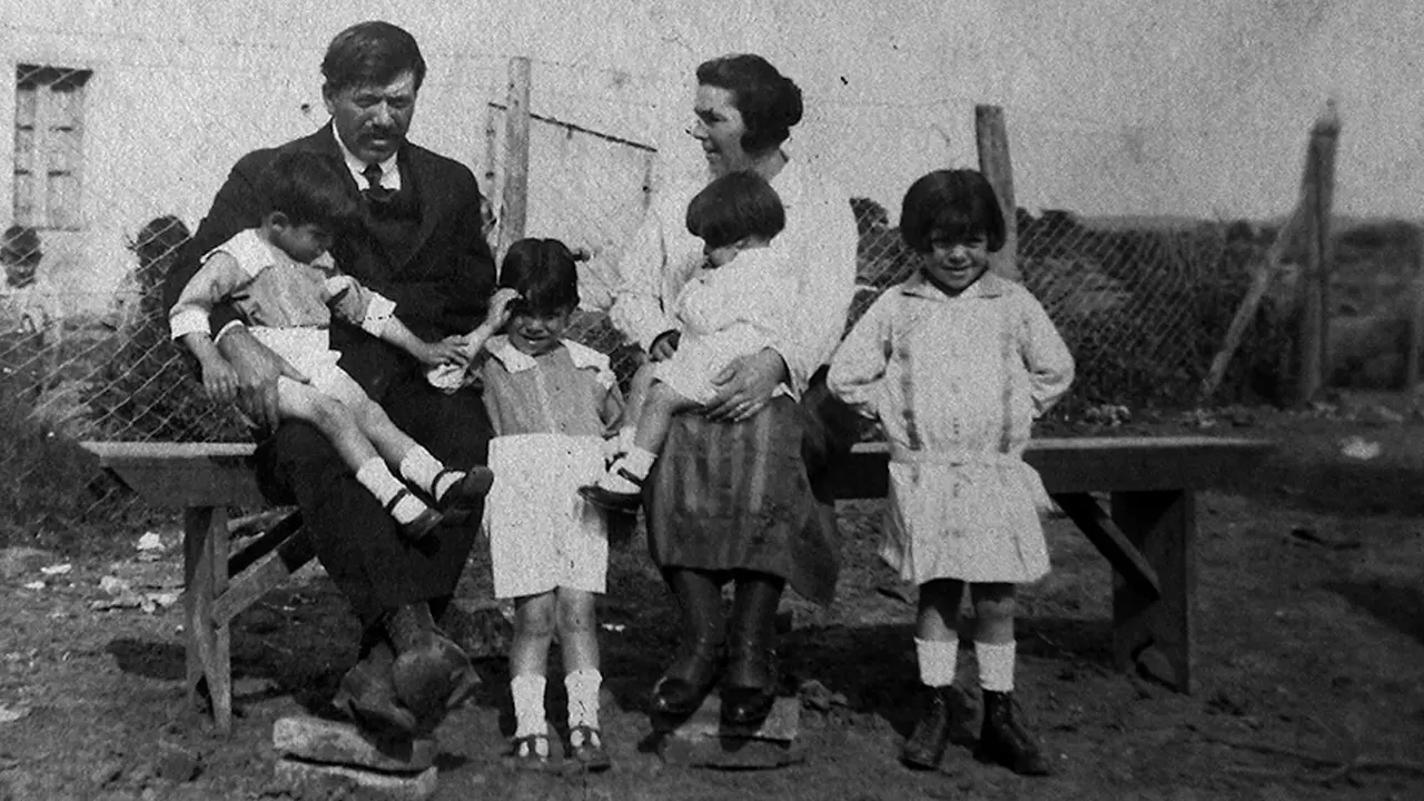 Don Santos Tesei y su esposa Augusta junto a sus cuatro hijos.