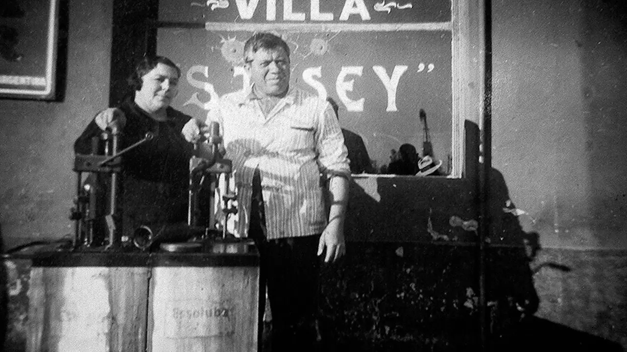 Doña Augusta y don Santos en el frente del almacén, 1933.