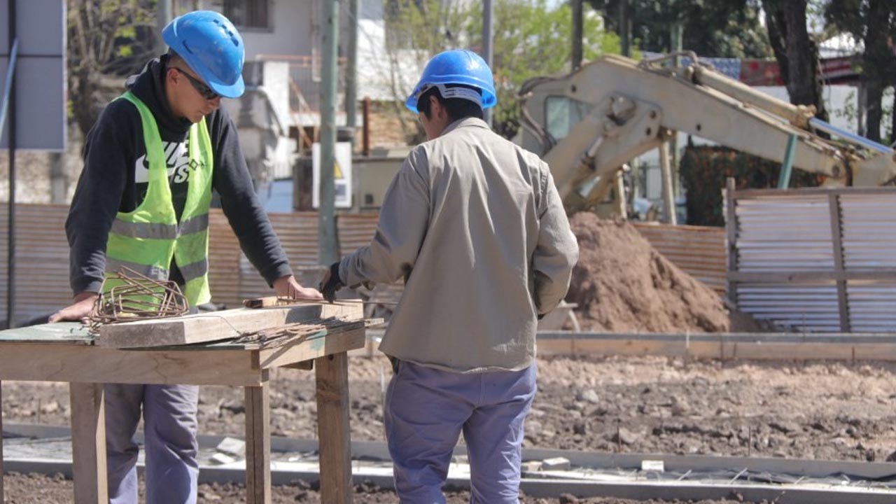 ¿Cuáles son las obras millonarias en Morón? Se realizan múltiples intervenciones en espacios de distintos puntos del distrito para generar nuevos ámbitos de esparcimiento. ¿Cuáles son las obras millonarias en Morón? Se realizan múltiples intervenciones en espacios de distintos puntos del distrito para generar nuevos ámbitos de esparcimiento.