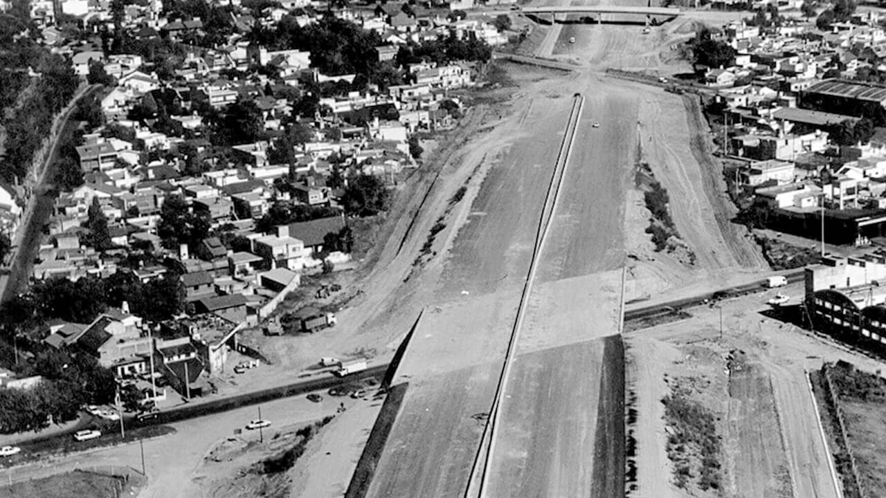 Construcción de la Autopista del Oeste sobre la traza de la Vieja Gaona