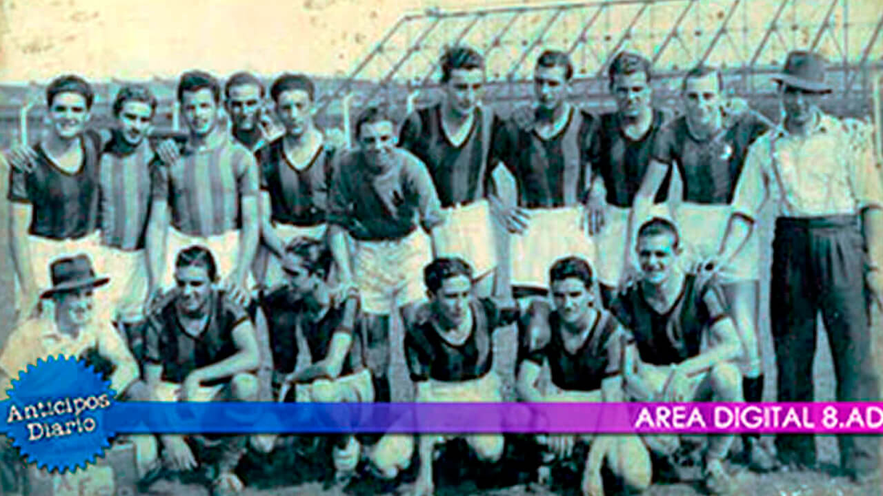 Equipo de fútbol del Club Santa Rosa en el año 1944. Encuentro con el equipo Vélez Sársfield en el estadio de éste