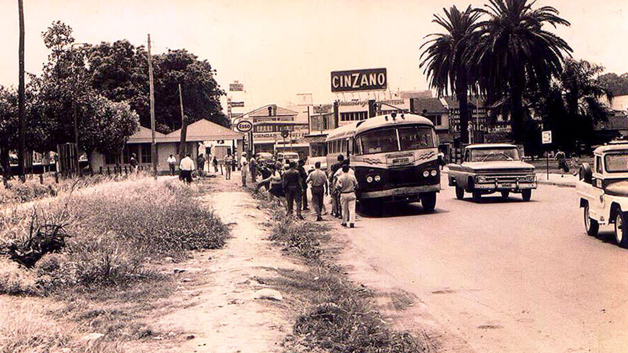 Plaza San Martín, Avenida Rivadavia y paradas de colectivos en 1970