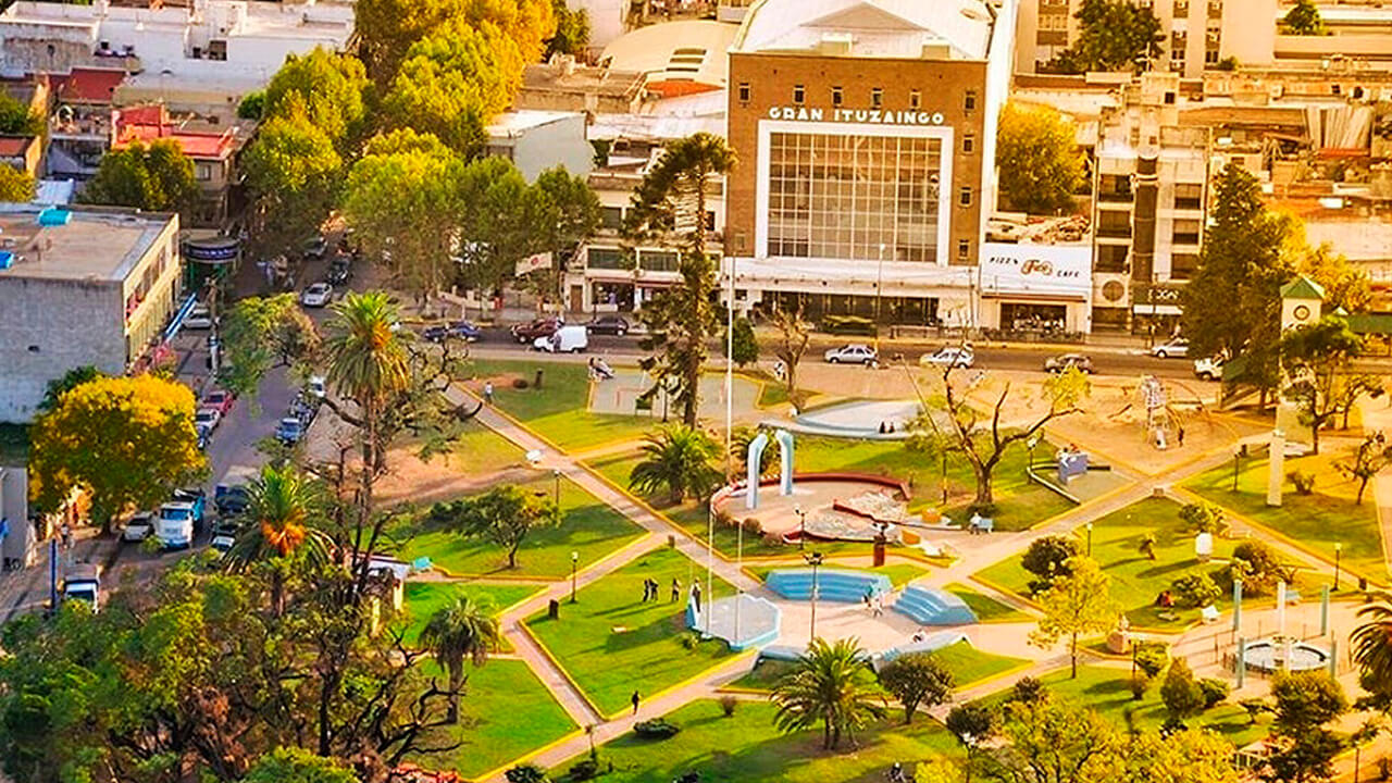 Vista actual de la Plaza San Martín y Gran Cine de Ituzaingó