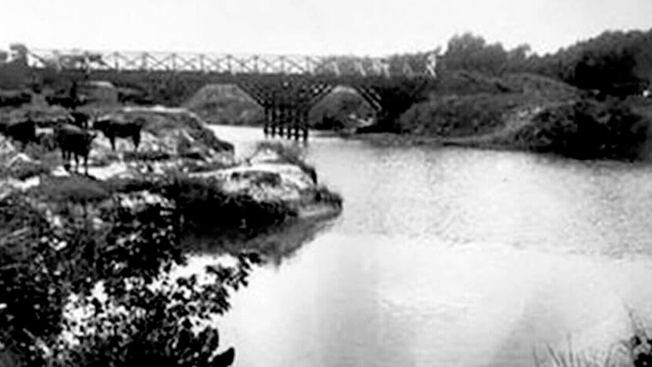 Vista del Puente Márquez sobre el Río Reconquista, al fondo, por dónde transitaba el ganado y las carretas y carros a principios del siglo XIX
