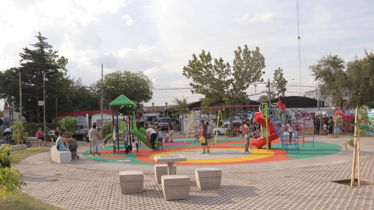 Bancos para todos en la Plaza de los Jardines