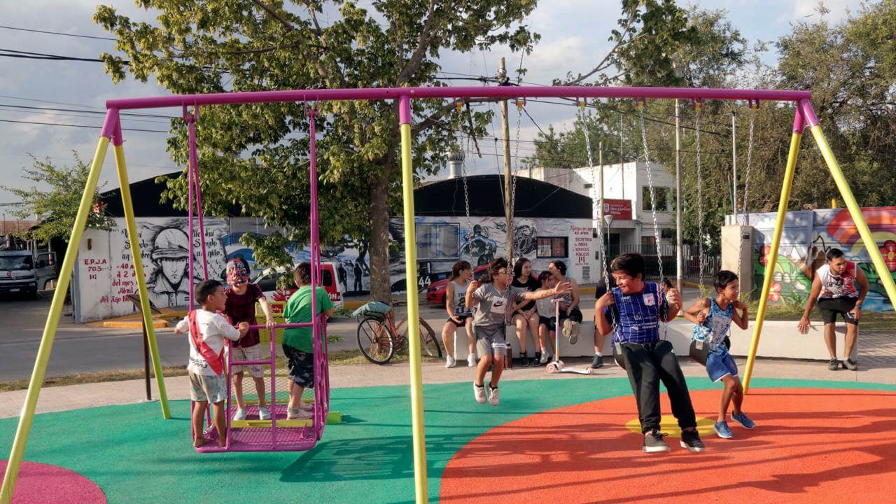 Chicos y chicas en la Plaza de los Jardines