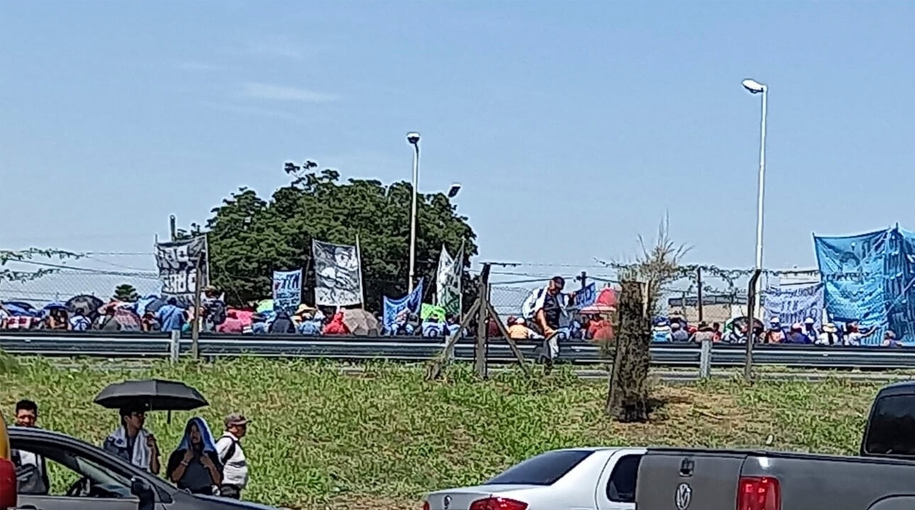Ahora piqueteros cortan acceso a Capital en Zona Oeste